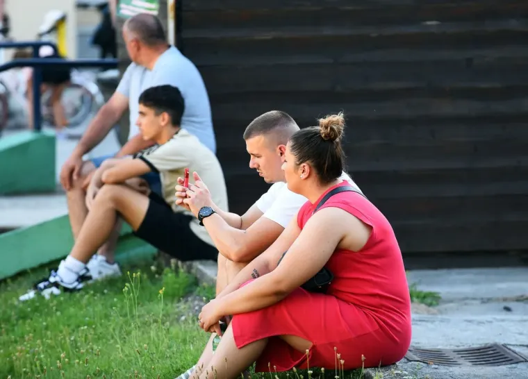 Svi su gledali u Karlovčanku u rozim hlačicama: Osmijehom bodrila zgodne nogometa&scaron;e