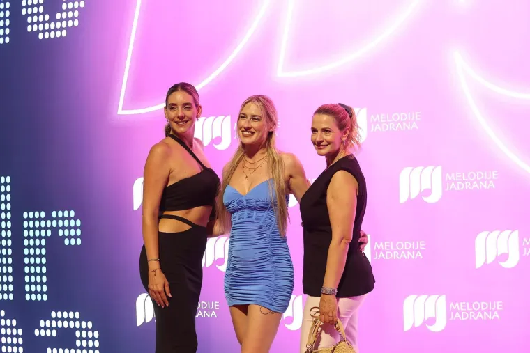 Suze, emocije i najveći hitovi: Pogledajte kako je Jelena Rozga priredila koncert za pamćenje