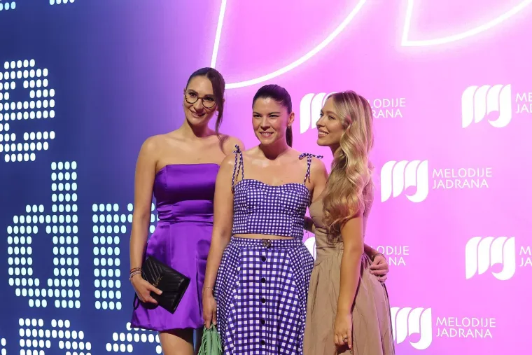 Suze, emocije i najveći hitovi: Pogledajte kako je Jelena Rozga priredila koncert za pamćenje
