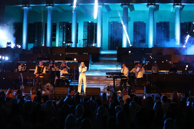 Suze, emocije i najveći hitovi: Pogledajte kako je Jelena Rozga priredila koncert za pamćenje