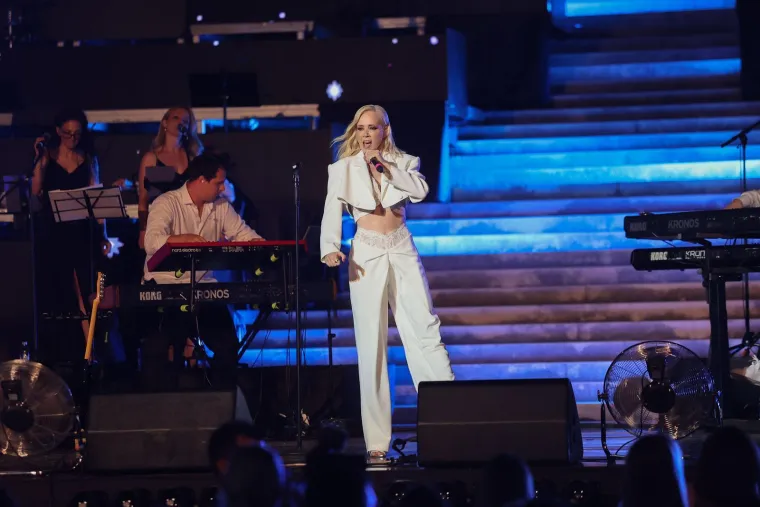 Suze, emocije i najveći hitovi: Pogledajte kako je Jelena Rozga priredila koncert za pamćenje