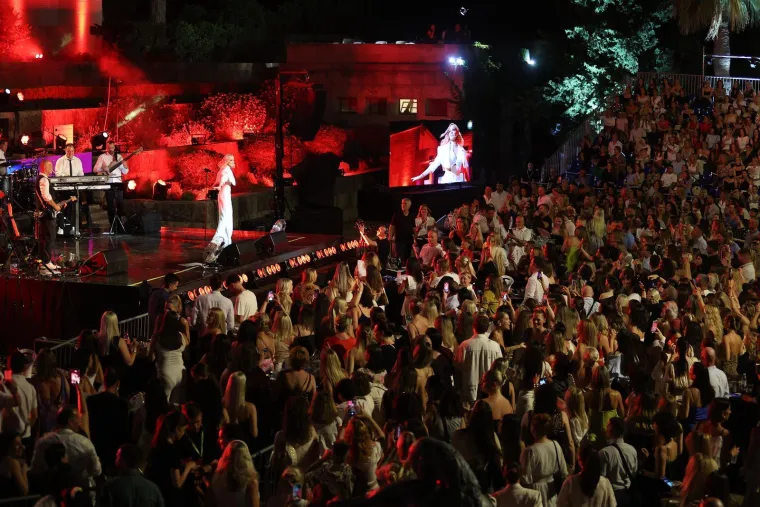 Suze, emocije i najveći hitovi: Pogledajte kako je Jelena Rozga priredila koncert za pamćenje