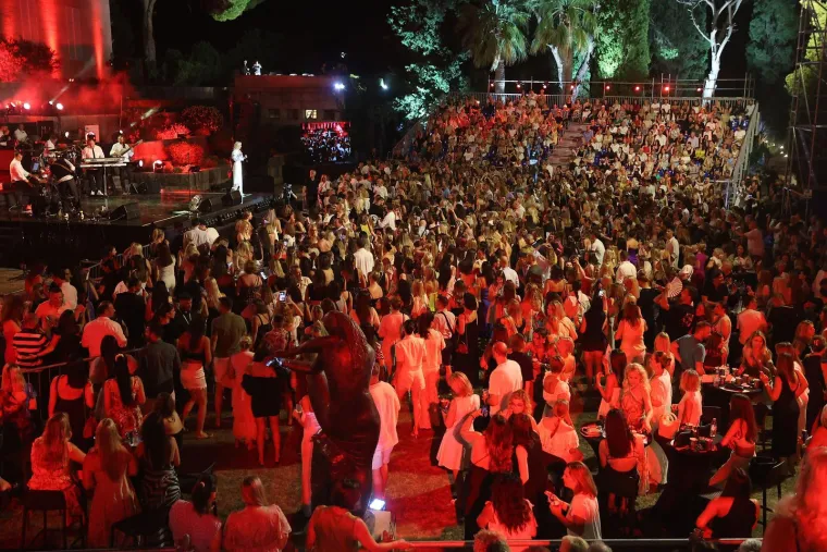 Suze, emocije i najveći hitovi: Pogledajte kako je Jelena Rozga priredila koncert za pamćenje