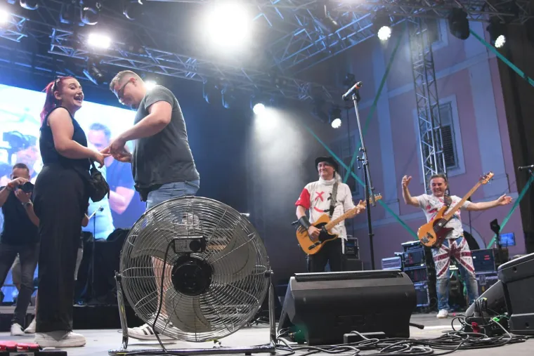 Plavi Orkestar i Severina zapalili Bjelovar: Ali delirij je nastao kad je pala prosidba!