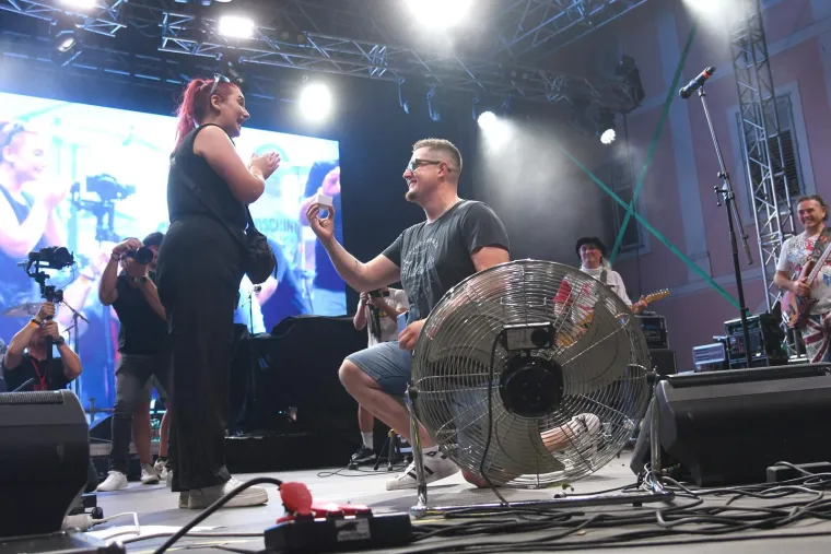 Plavi Orkestar i Severina zapalili Bjelovar: Ali delirij je nastao kad je pala prosidba!