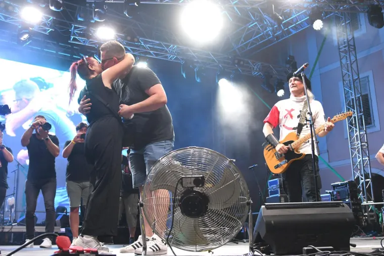 Plavi Orkestar i Severina zapalili Bjelovar: Ali delirij je nastao kad je pala prosidba!