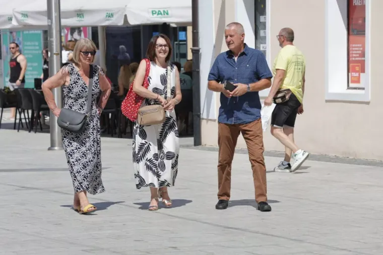 Zagonetna dama skrivala se od nemilosrdnih vrućina: Kao da je ispala iz nekog filmskog klasika