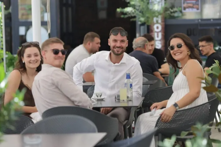 Zagonetna dama skrivala se od nemilosrdnih vrućina: Kao da je ispala iz nekog filmskog klasika