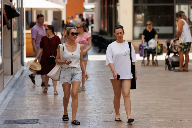 Vrućine kao da ih ne smetaju: Zgodne djevojke u kratkim hlačicama pro&scaron;etale užarenim Zadrom