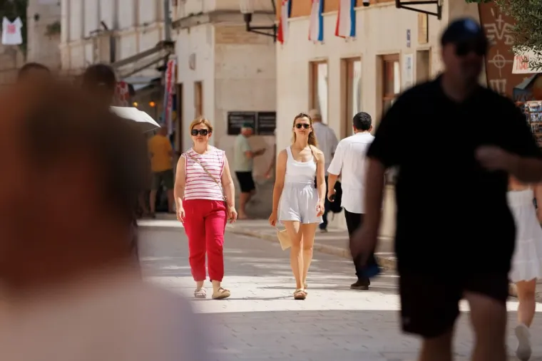 Vrućine kao da ih ne smetaju: Zgodne djevojke u kratkim hlačicama pro&scaron;etale užarenim Zadrom