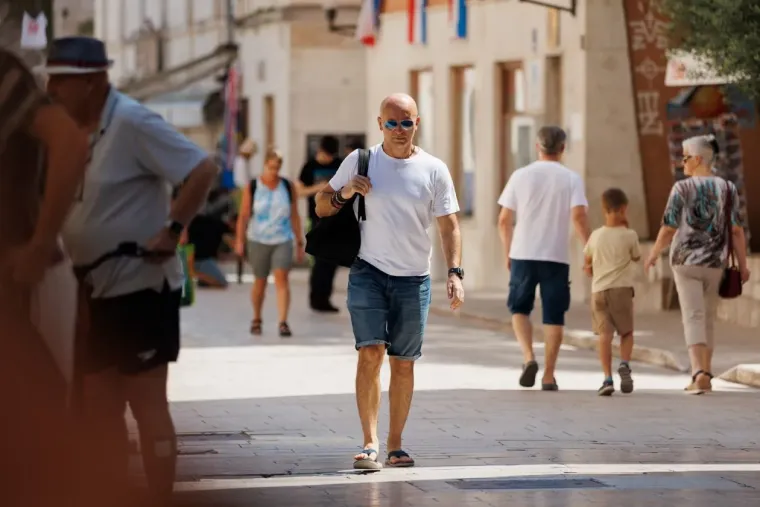 Vrućine kao da ih ne smetaju: Zgodne djevojke u kratkim hlačicama pro&scaron;etale užarenim Zadrom