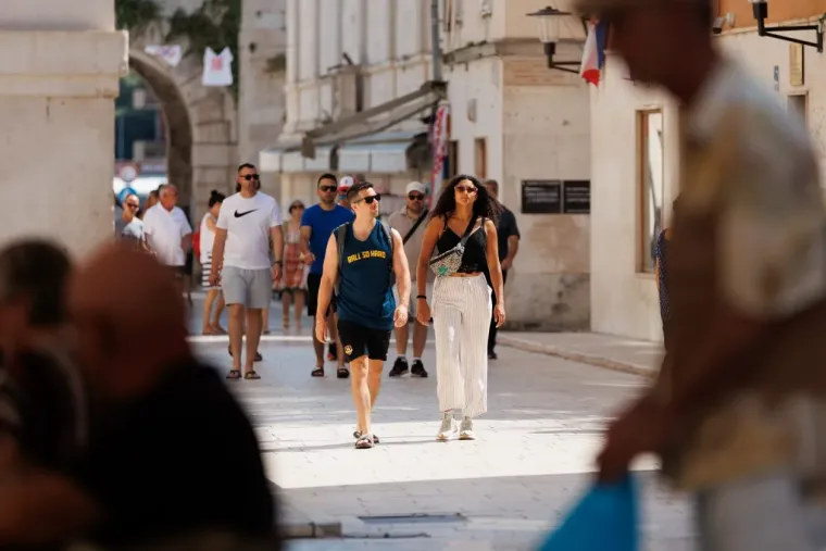 Vrućine kao da ih ne smetaju: Zgodne djevojke u kratkim hlačicama pro&scaron;etale užarenim Zadrom