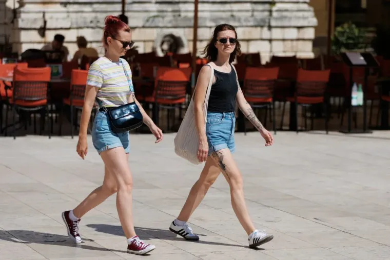 Vrućine kao da ih ne smetaju: Zgodne djevojke u kratkim hlačicama pro&scaron;etale užarenim Zadrom