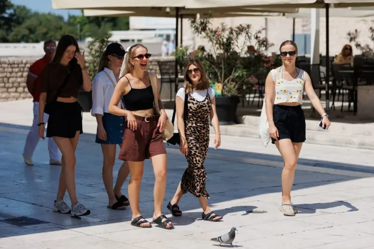 Vrućine kao da ih ne smetaju: Zgodne djevojke u kratkim hlačicama pro&scaron;etale užarenim Zadrom