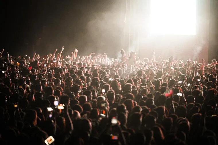 Slavni influenceri nisu im ni blizu: Hrvatice na koncertu Black Eyed Peasa u festivalskim izdanjima