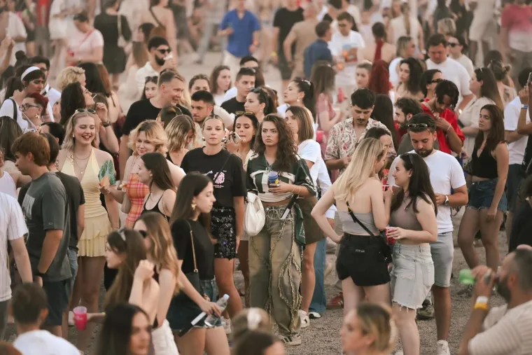 Slavni influenceri nisu im ni blizu: Hrvatice na koncertu Black Eyed Peasa u festivalskim izdanjima