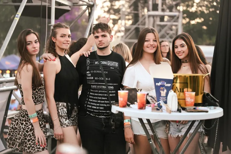 Slavni influenceri nisu im ni blizu: Hrvatice na koncertu Black Eyed Peasa u festivalskim izdanjima