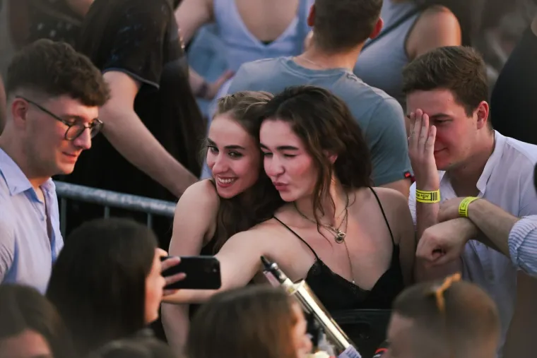 Slavni influenceri nisu im ni blizu: Hrvatice na koncertu Black Eyed Peasa u festivalskim izdanjima