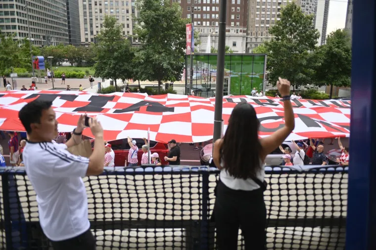Preuzeli smo Philadelphiju! Ivana Knoll u prvom redu, ali zasjenila ju je plavokosa navijačica