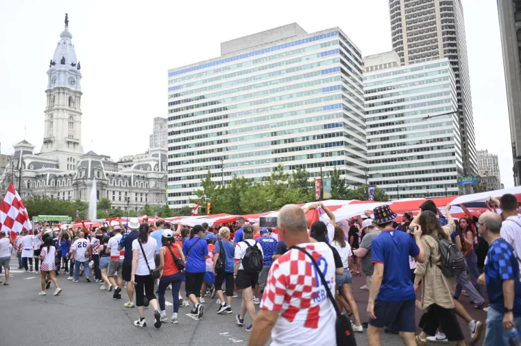 Preuzeli smo Philadelphiju! Ivana Knoll u prvom redu, ali zasjenila ju je plavokosa navijačica