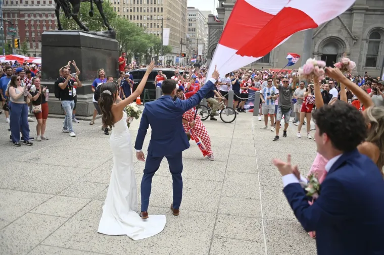 Preuzeli smo Philadelphiju! Ivana Knoll u prvom redu, ali zasjenila ju je plavokosa navijačica