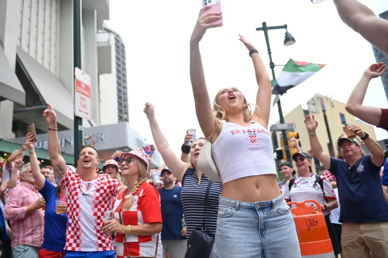 Preuzeli smo Philadelphiju! Ivana Knoll u prvom redu, ali zasjenila ju je plavokosa navijačica