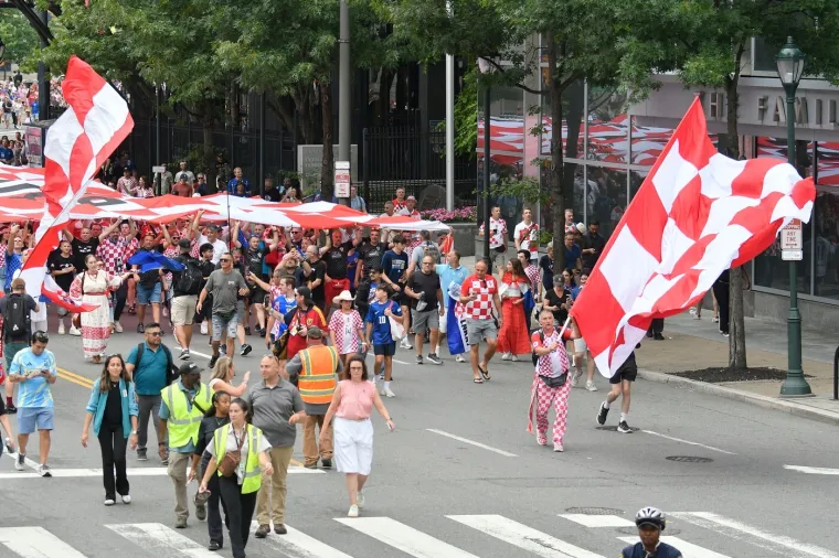 Preuzeli smo Philadelphiju! Ivana Knoll u prvom redu, ali zasjenila ju je plavokosa navijačica