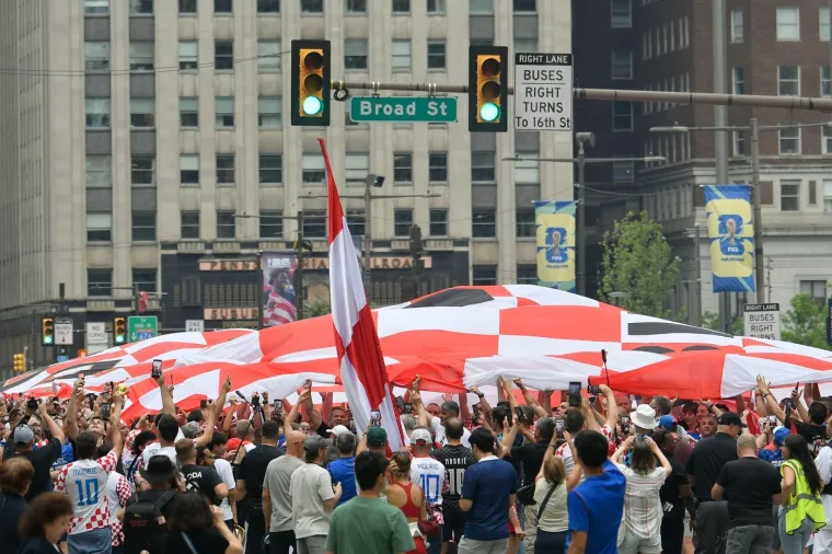 Preuzeli smo Philadelphiju! Ivana Knoll u prvom redu, ali zasjenila ju je plavokosa navijačica