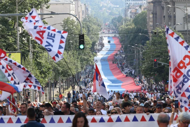 Veliki miting u Beogradu, Vučić prista&scaron;ama: 'Jo&scaron; nekoliko tjedana i onda ću podnijeti ostavku'