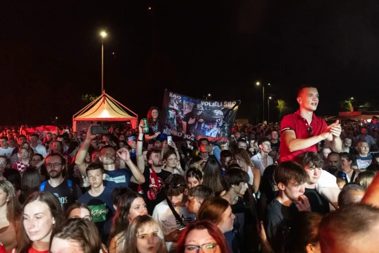 Sve je vrvjelo zgodnim Karlovčankama: Pogledajte tko je ukrao poglede na koncertu Prljavaca