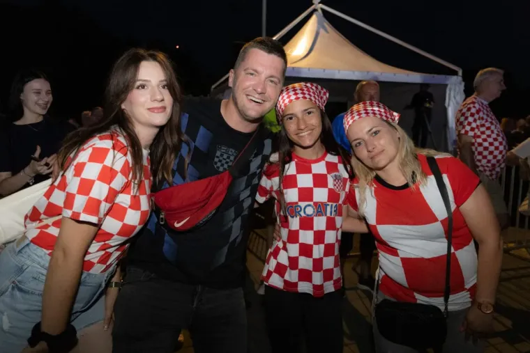 Sve je vrvjelo zgodnim Karlovčankama: Pogledajte tko je ukrao poglede na koncertu Prljavaca