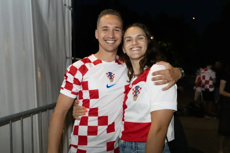 Sve je vrvjelo zgodnim Karlovčankama: Pogledajte tko je ukrao poglede na koncertu Prljavaca
