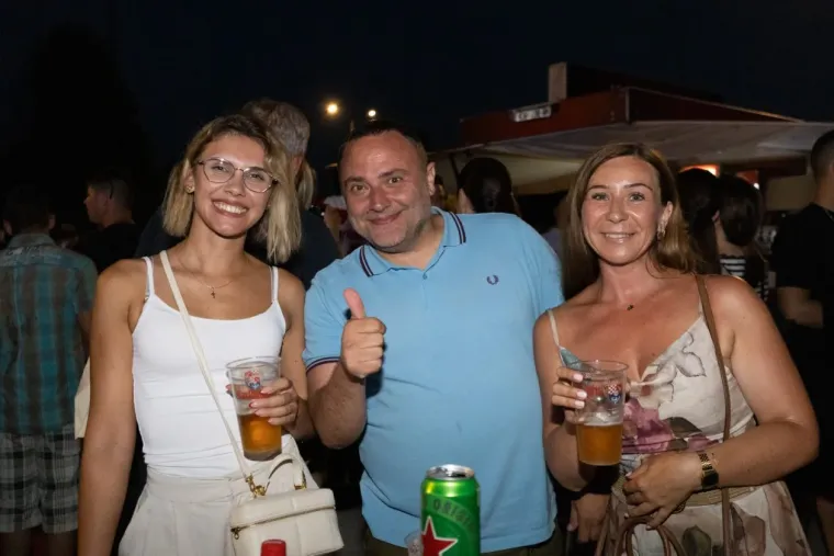 Sve je vrvjelo zgodnim Karlovčankama: Pogledajte tko je ukrao poglede na koncertu Prljavaca