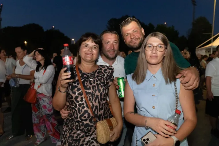 Sve je vrvjelo zgodnim Karlovčankama: Pogledajte tko je ukrao poglede na koncertu Prljavaca