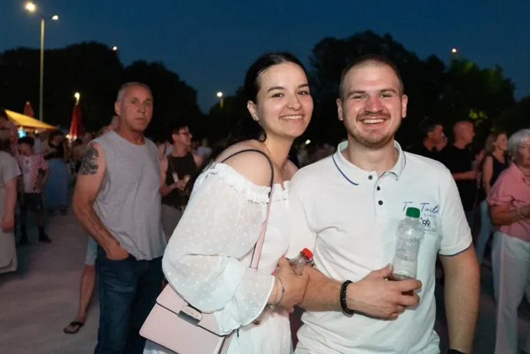 Sve je vrvjelo zgodnim Karlovčankama: Pogledajte tko je ukrao poglede na koncertu Prljavaca