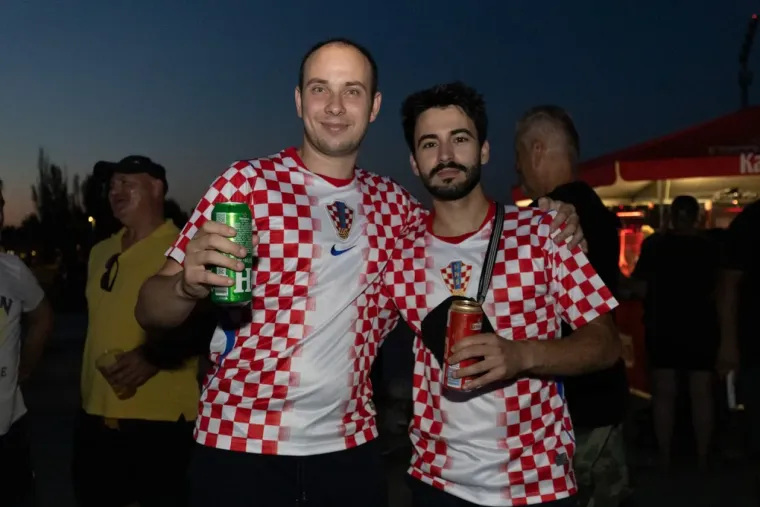 Sve je vrvjelo zgodnim Karlovčankama: Pogledajte tko je ukrao poglede na koncertu Prljavaca