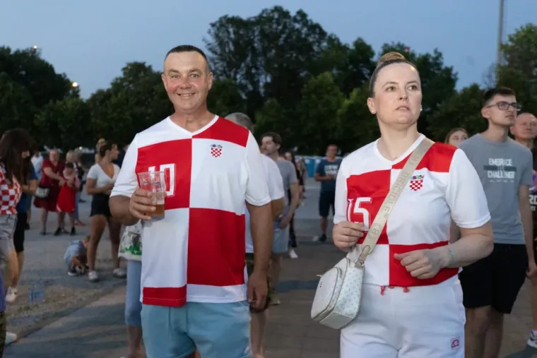 Sve je vrvjelo zgodnim Karlovčankama: Pogledajte tko je ukrao poglede na koncertu Prljavaca