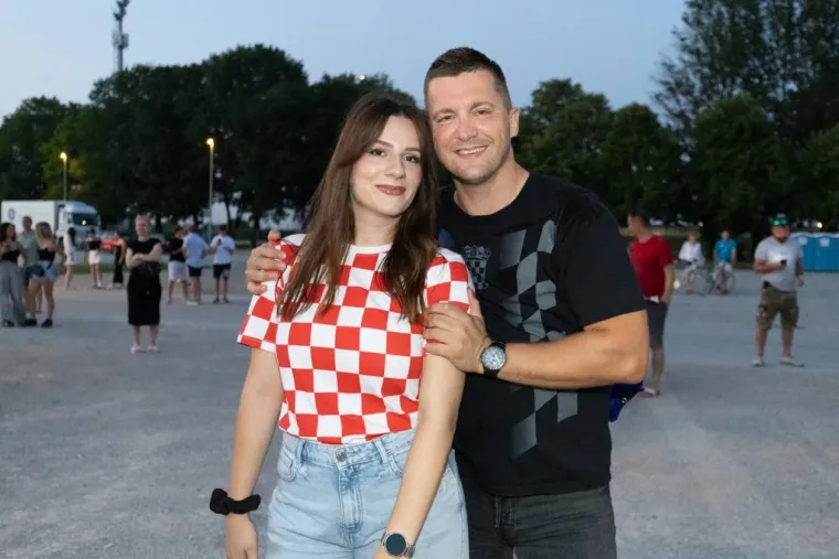 Sve je vrvjelo zgodnim Karlovčankama: Pogledajte tko je ukrao poglede na koncertu Prljavaca