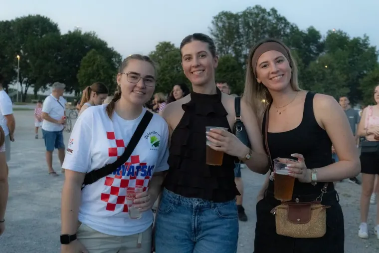 Sve je vrvjelo zgodnim Karlovčankama: Pogledajte tko je ukrao poglede na koncertu Prljavaca