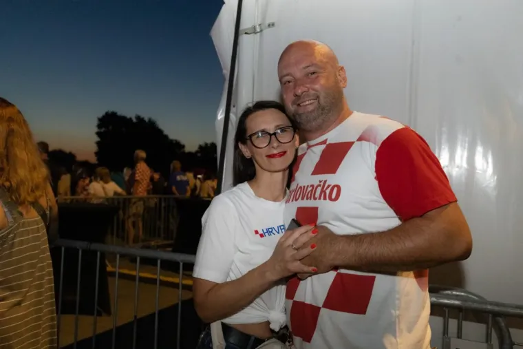 Sve je vrvjelo zgodnim Karlovčankama: Pogledajte tko je ukrao poglede na koncertu Prljavaca