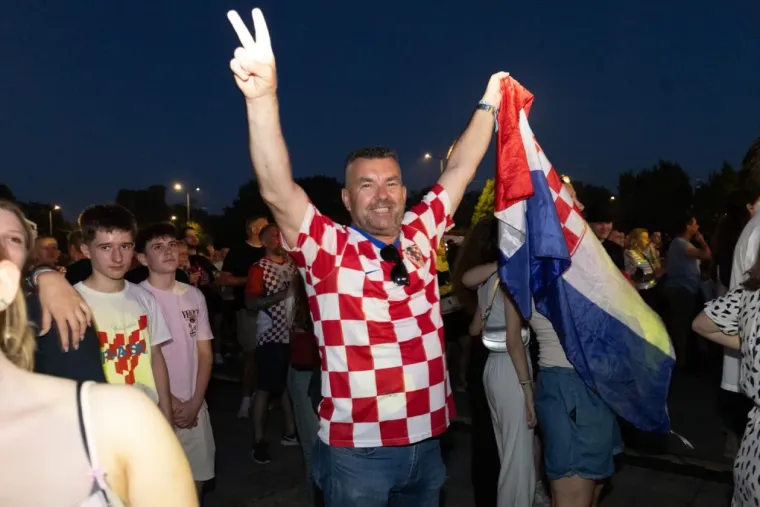 Sve je vrvjelo zgodnim Karlovčankama: Pogledajte tko je ukrao poglede na koncertu Prljavaca
