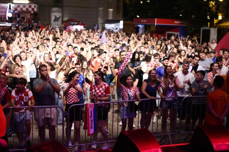 Baklje, pjesma i skokovi u fontane! Pogledajte kako je Hrvatska proslavila pobjedu nad Ganom