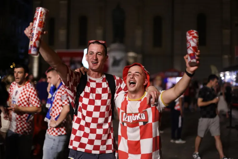 Baklje, pjesma i skokovi u fontane! Pogledajte kako je Hrvatska proslavila pobjedu nad Ganom