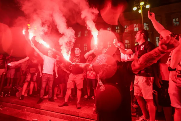 Baklje, pjesma i skokovi u fontane! Pogledajte kako je Hrvatska proslavila pobjedu nad Ganom