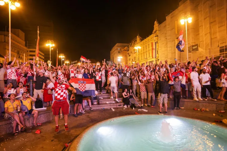 Baklje, pjesma i skokovi u fontane! Pogledajte kako je Hrvatska proslavila pobjedu nad Ganom