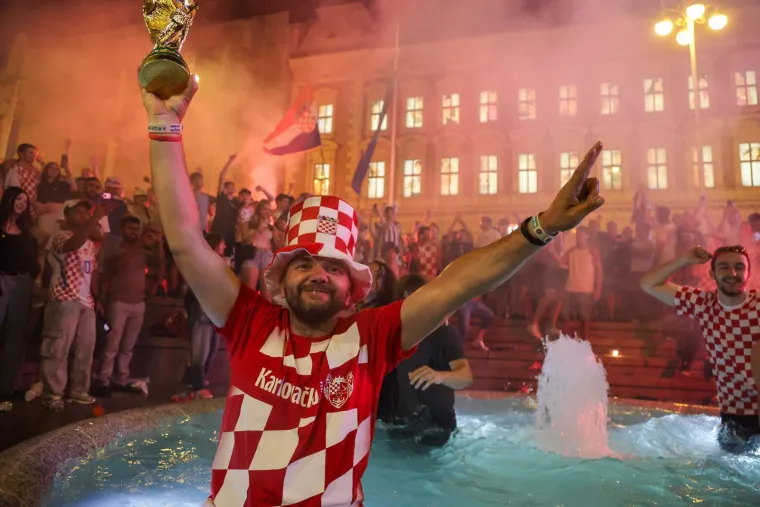 Baklje, pjesma i skokovi u fontane! Pogledajte kako je Hrvatska proslavila pobjedu nad Ganom