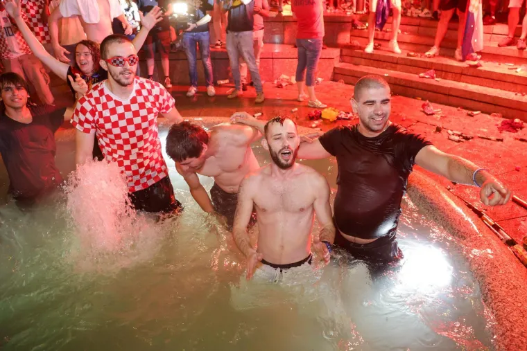 Baklje, pjesma i skokovi u fontane! Pogledajte kako je Hrvatska proslavila pobjedu nad Ganom