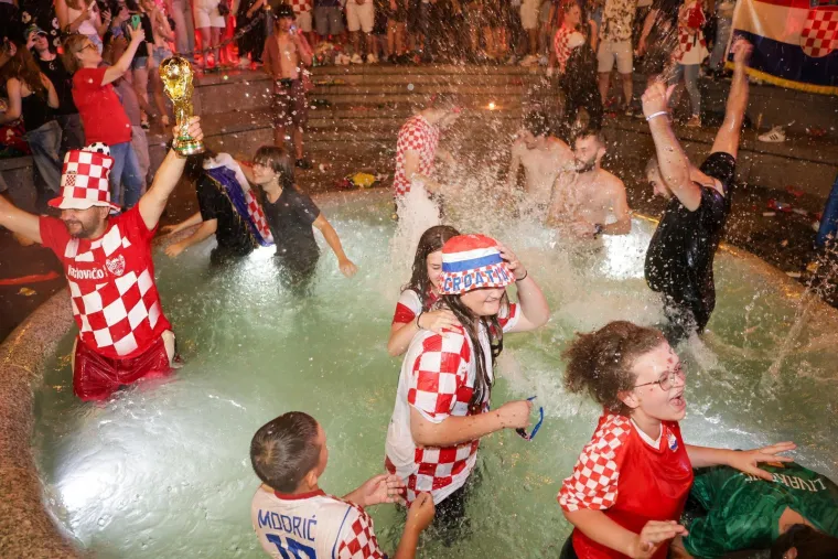 Baklje, pjesma i skokovi u fontane! Pogledajte kako je Hrvatska proslavila pobjedu nad Ganom