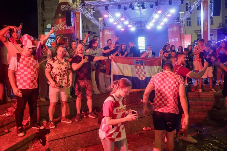 Baklje, pjesma i skokovi u fontane! Pogledajte kako je Hrvatska proslavila pobjedu nad Ganom