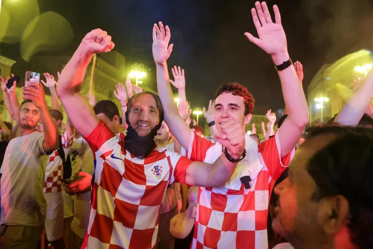 Baklje, pjesma i skokovi u fontane! Pogledajte kako je Hrvatska proslavila pobjedu nad Ganom